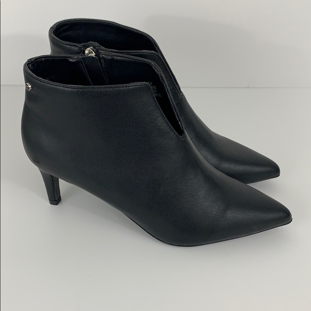 Tahari Women’s Black Heeled ankle booties size 6